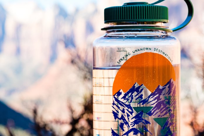 A hiking water bottle should have a minimum weight
