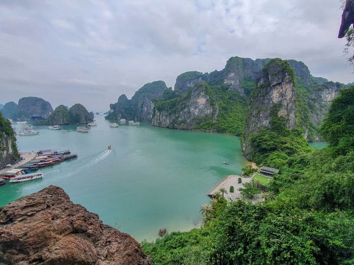 Beautiful views of Ha Long Bay